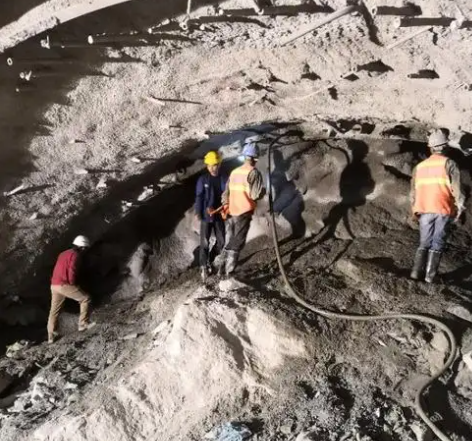 大通隧道拱顶带模注浆料，微膨胀注浆料的特点及施工工艺